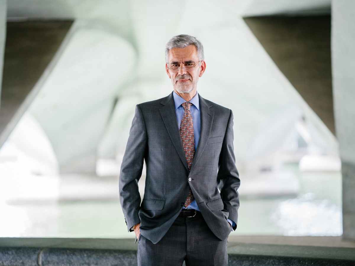 ¿Debo protocolizar las actas de Asamblea en las que se aprueba la transmisión de acciones o partes&nbsp;sociales?